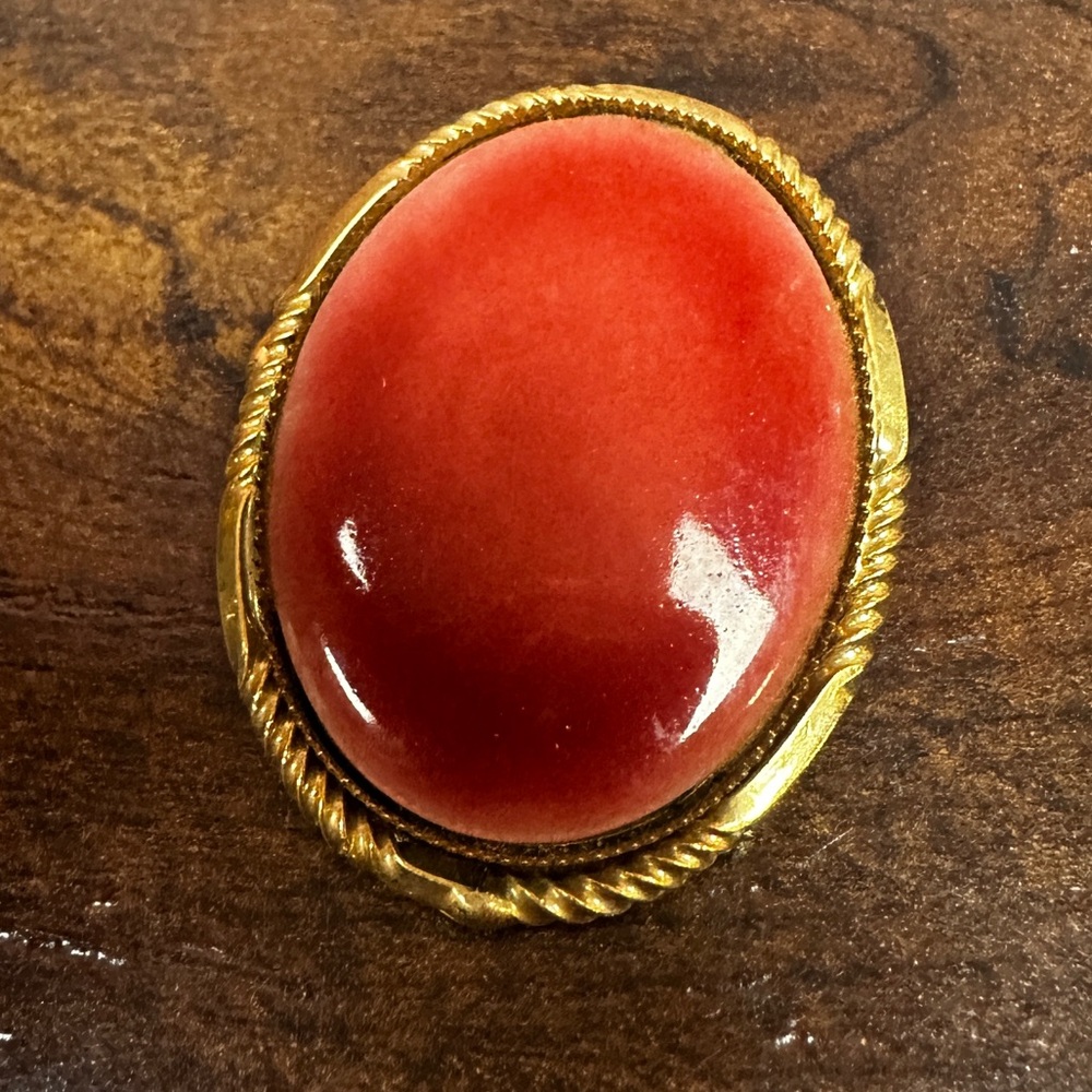 Vintage Jeri-Lou coral pink scarf clip set in gold tone hardware